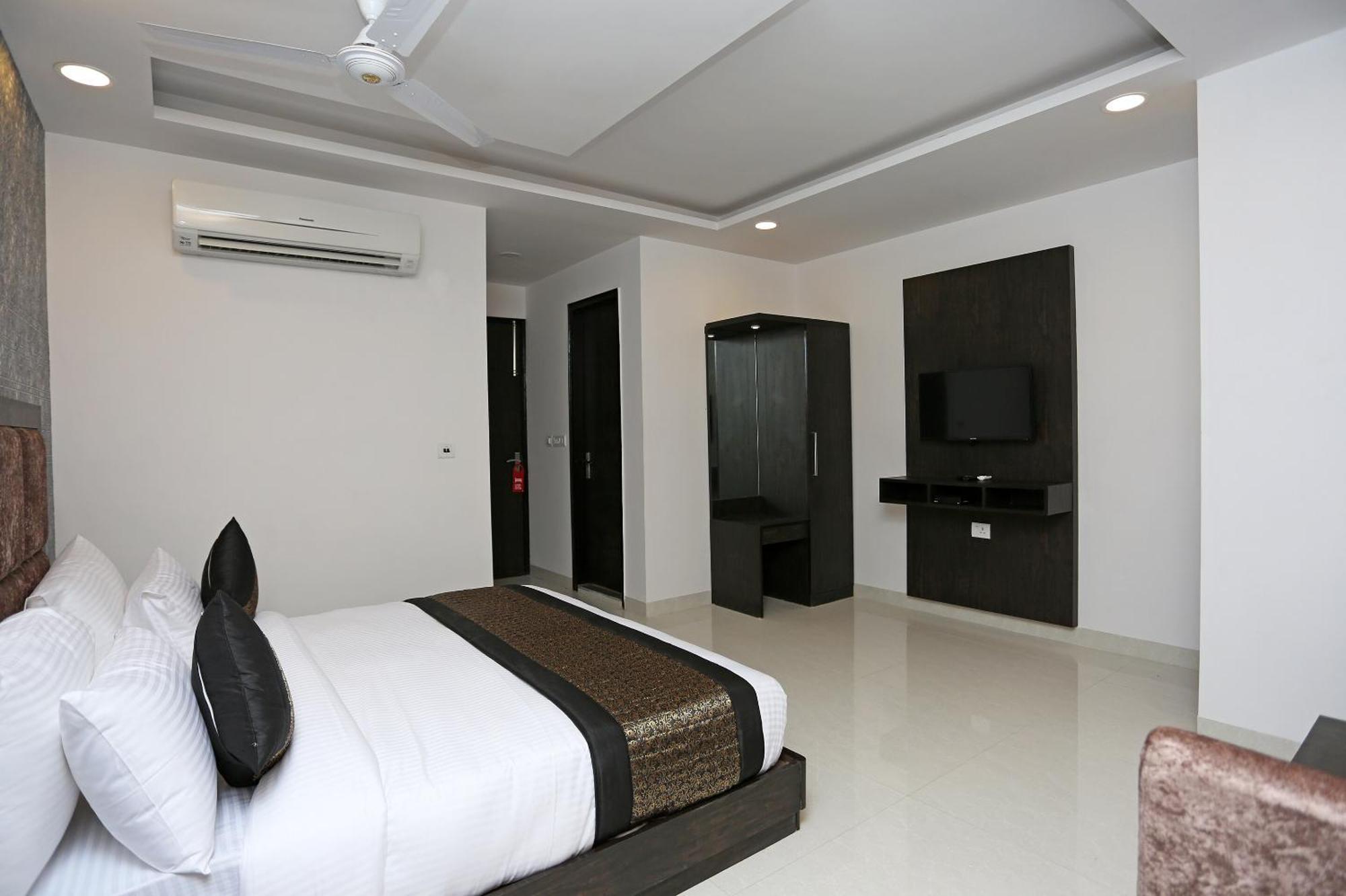 Hotel O M Suites New Delhi Eksteriør bilde