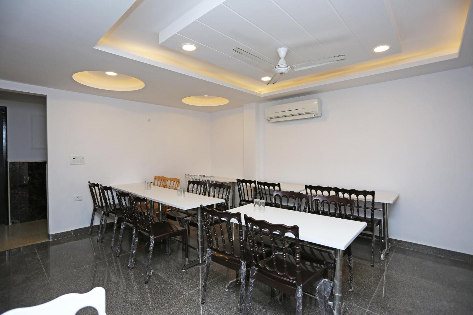 Hotel O M Suites New Delhi Eksteriør bilde